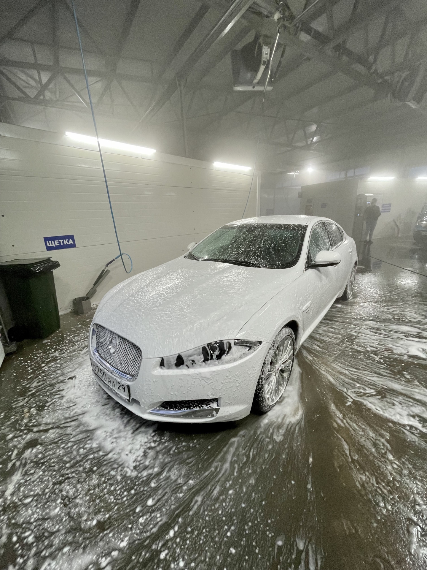 Ягуар мойка. Ягуар мойка. Ягуар мойка. Jaguar xf на мойке. Ягуар мойка.