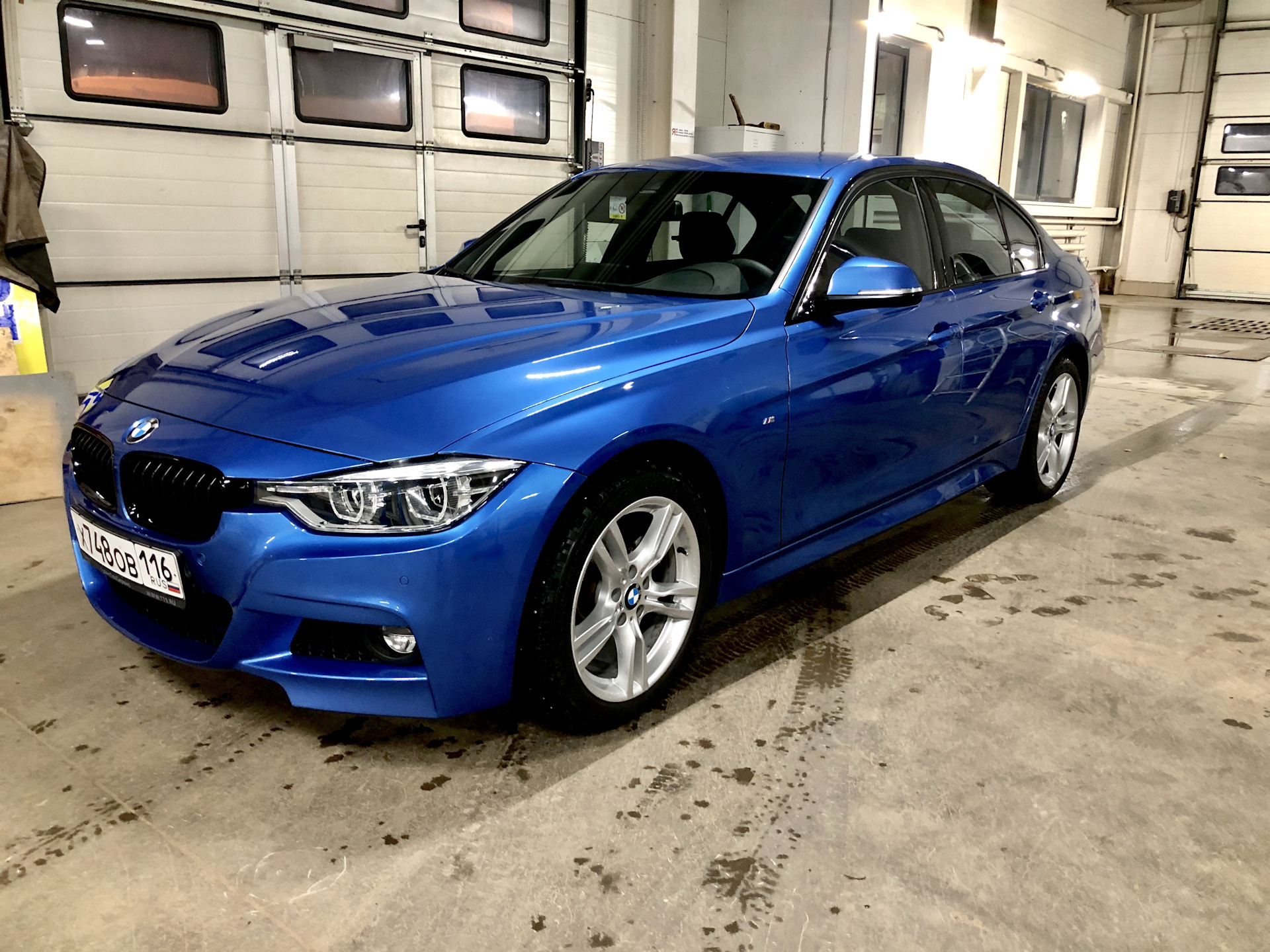 Бмв ф30 рестайлинг. BMW 3 f30. BMW f30 Blue. BMW f30 синяя м пакет. BMW 3 f30 синяя.