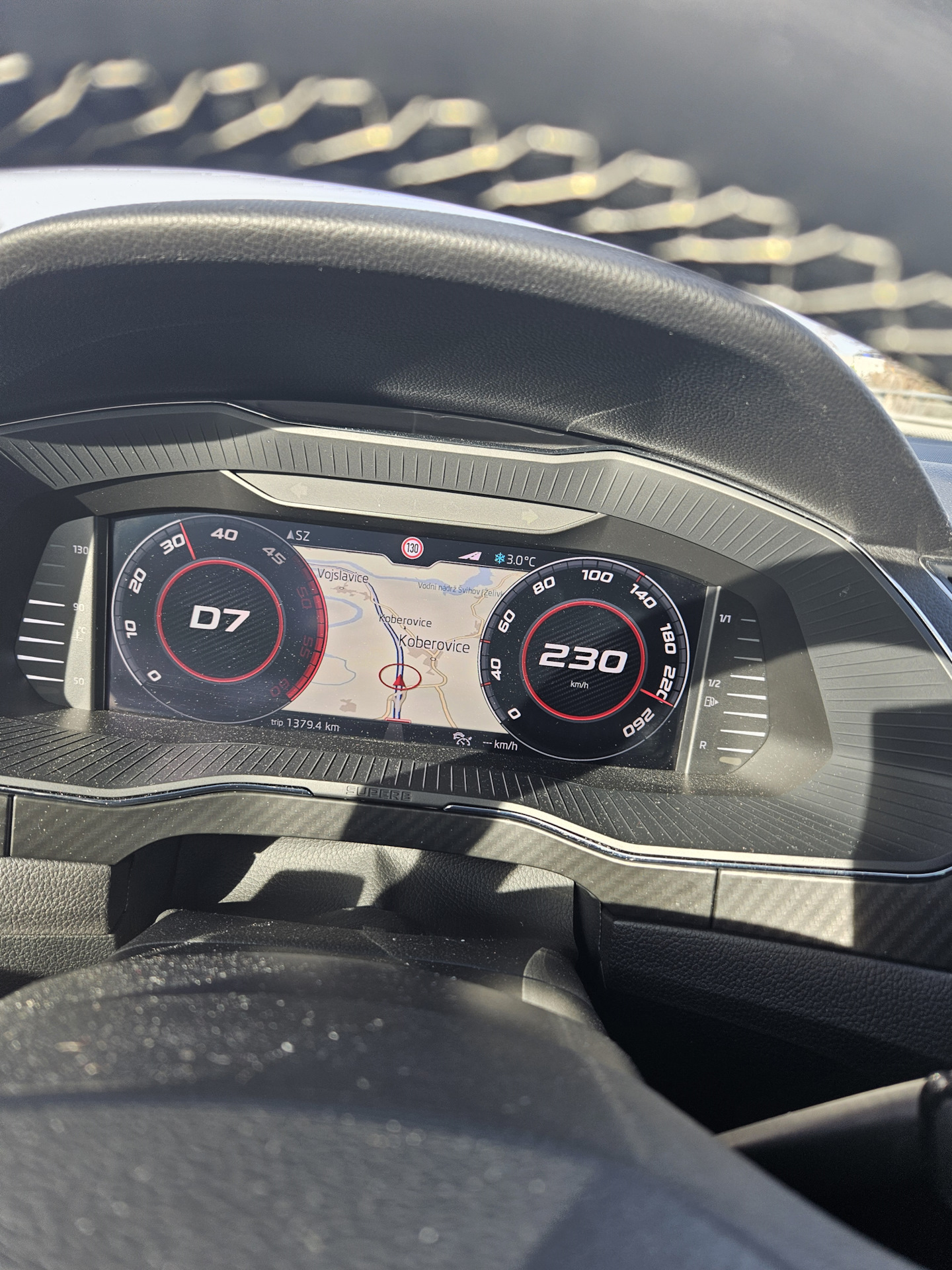 автомобиль массой 3 т проезжает верхнюю