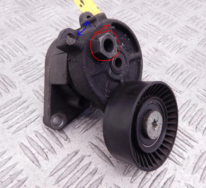 Красным кругом отмечена гайка на 16, красной стрелкой отмечен вектор натяга, а синими стрелками отмечены отверстия, которые нужно сопоставить между собой. — BMW 5 series (E39)