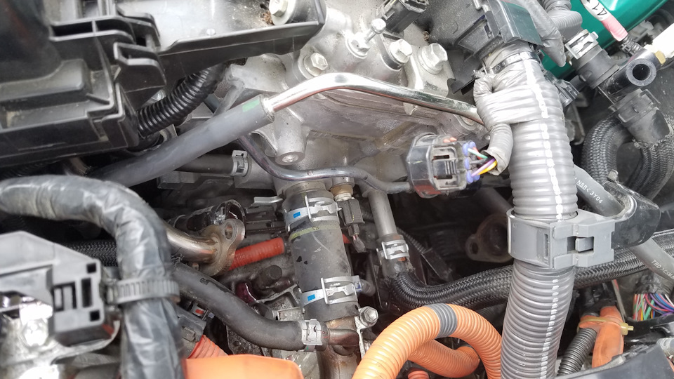На этом месте крепилась вся система EGR. Для тех кто будет самостоятельно демонтировать, хорошо видно какой крепеж откручен. На всякий случай укажу, что помимо гаек, пришлось выкручивать пару шпилек М8 из ГБЦ. — Toyota Prius Plug-in Hybrid (1G)