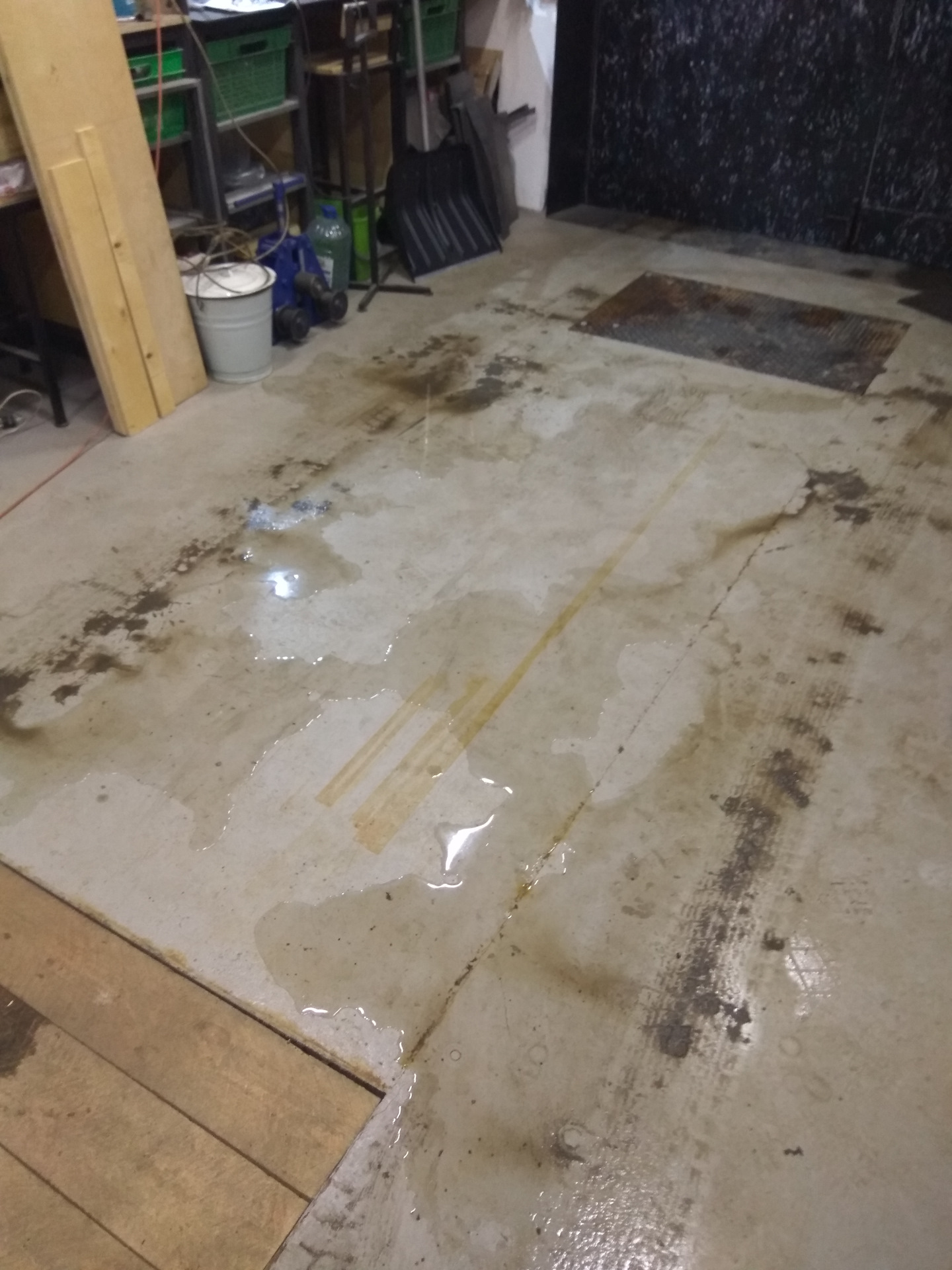 Как сушить бетон. Цементно-песчаная, песочная стяжка. Сушка бетона. Пол в гараже чтобы стекала вода. Как быстро высушить бетонный пол.