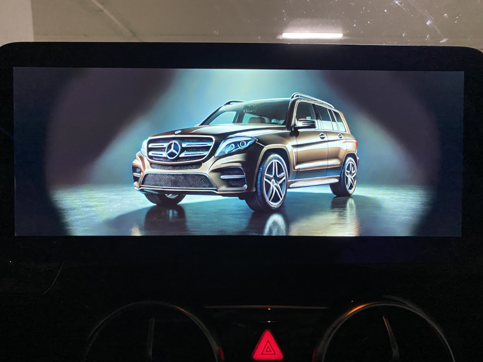 Вот такой логотип установил. Попросил нейросеть обработать фото моего GLK. — Mercedes-Benz GLK-Class (X204)