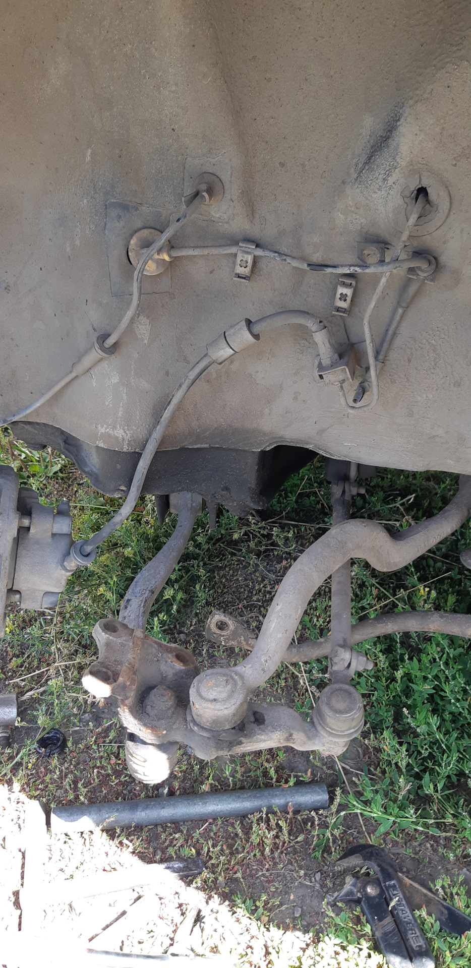 10 Нажимаем на рычажный узел вниз и вытаскиваем стойку — BMW 5 series (E34)