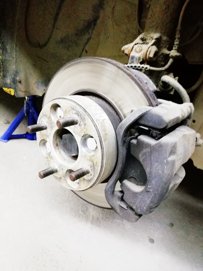 Задние цапфы поло 3 2000г. Суппорт тормозной передний ваз 2107. Направляющие ступицы. Суппорт ступицы. Суппорт ступицы.