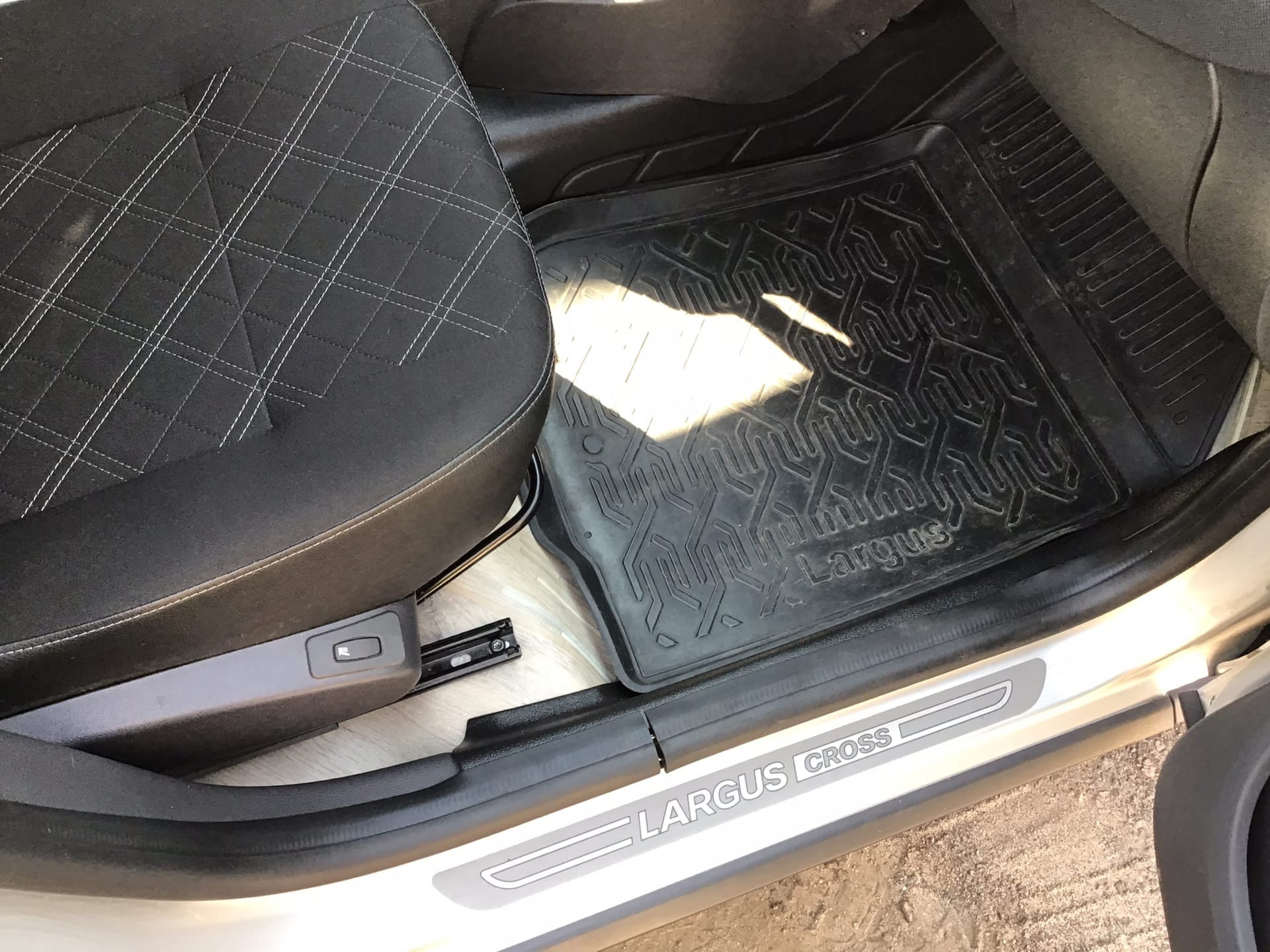Линолеум в салон Ларгуса — Lada Largus Cross, 1,6 л, 2017 года | своими ...