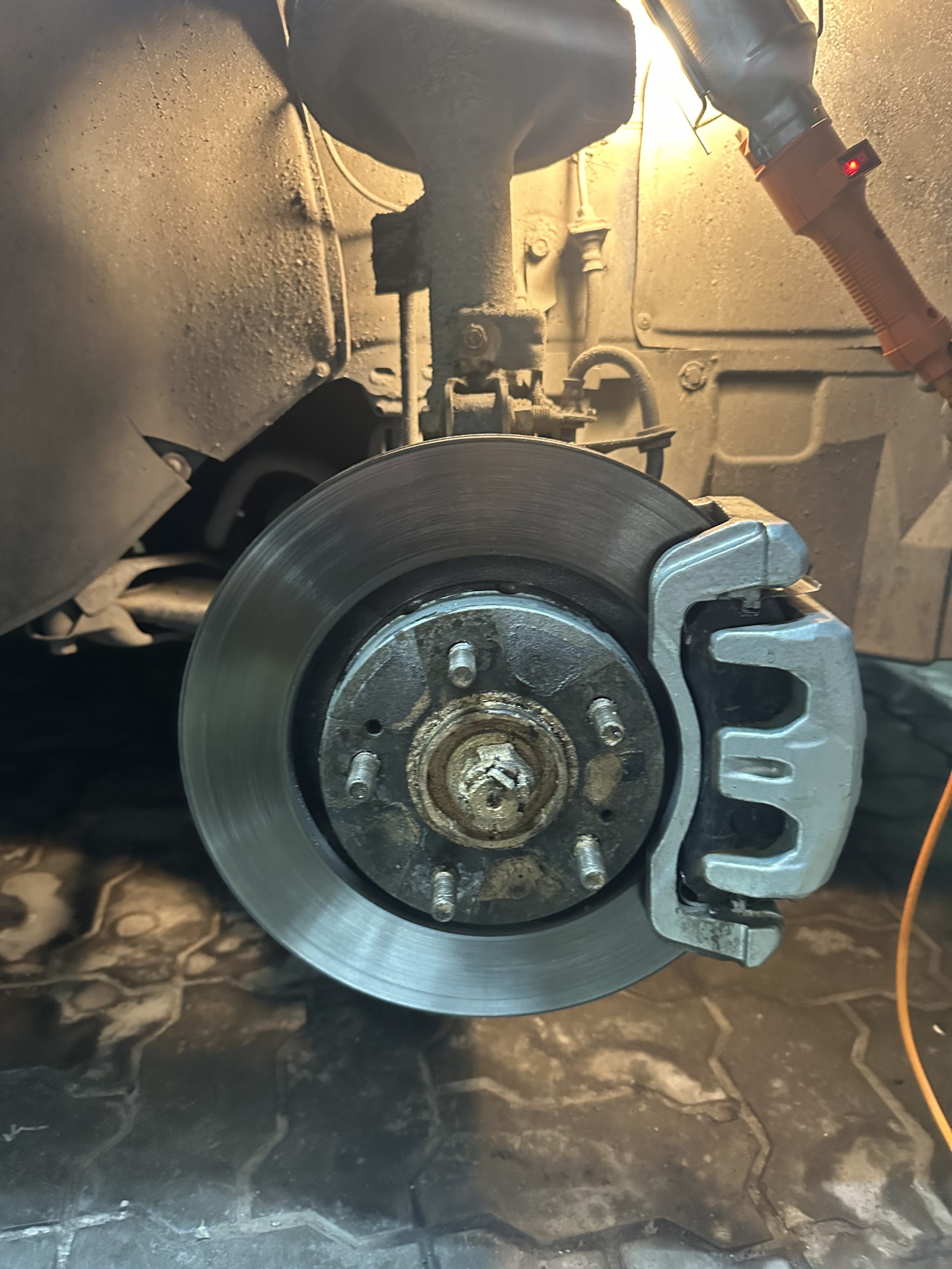 Направляющие тормозного суппорта оптима. Ate тормоза направляющие пальцы смазываются. Masterkit 77ar1050скоба тормозного суппорта. Болт крепления суппорта vw. Направляющий тормоза.