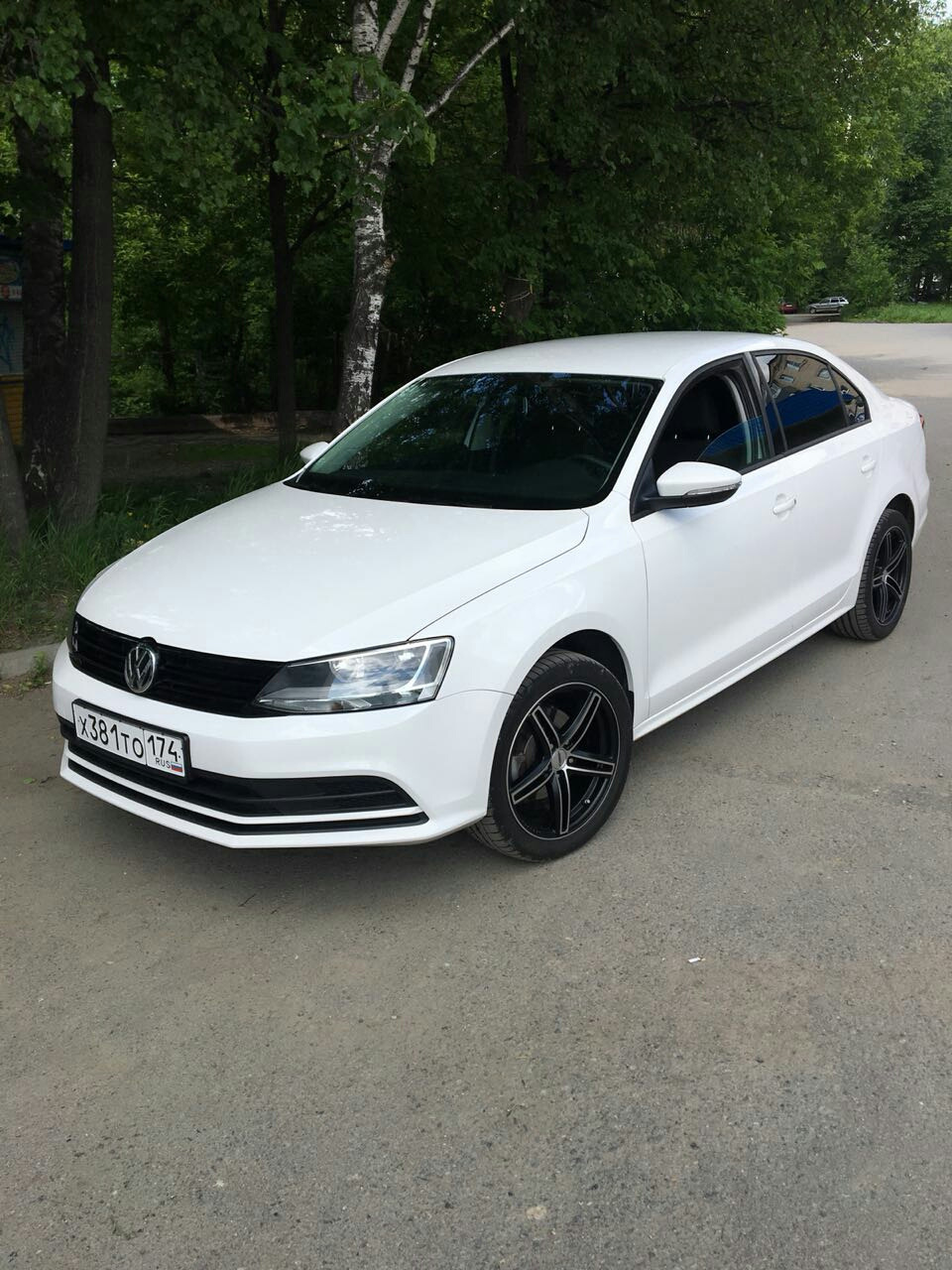 Белый Volkswagen Jetta 6 на литье r16