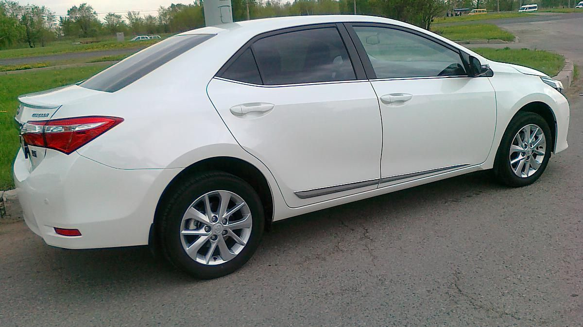 Toyota Corolla 2013 года белая