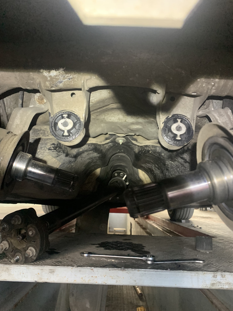 Замена сайленблоков заднего редуктора, и подушки акпп — BMW 5 series ...