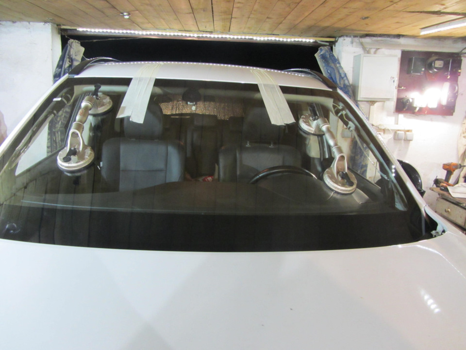 Вклеенное стекло — Mitsubishi Outlander (3G)