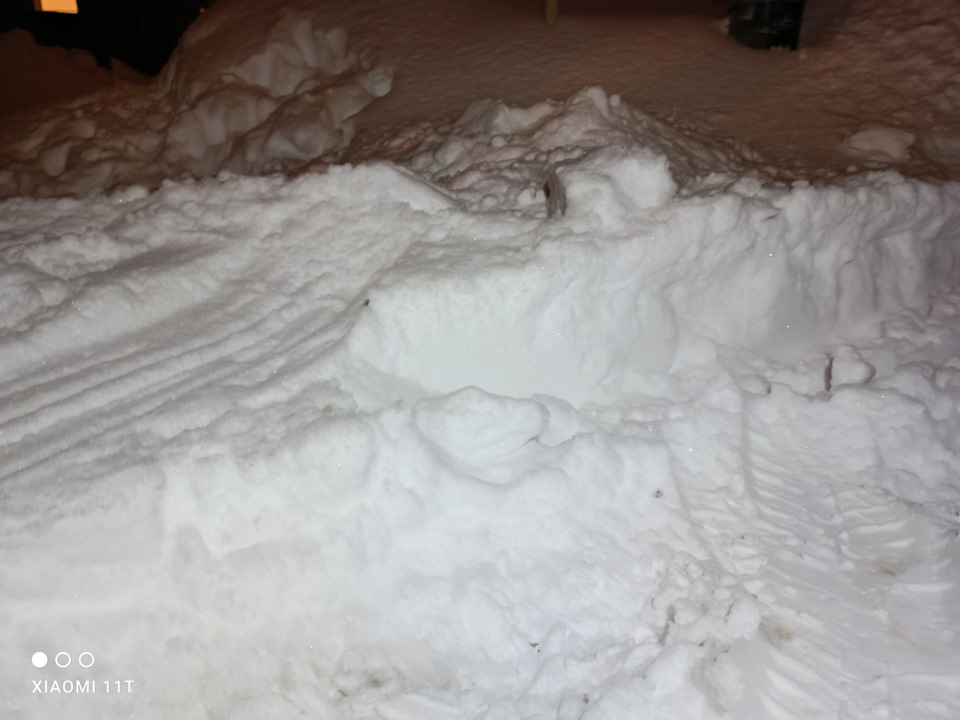 Прет как танк, даже защитой по снегу. — Lada 21011