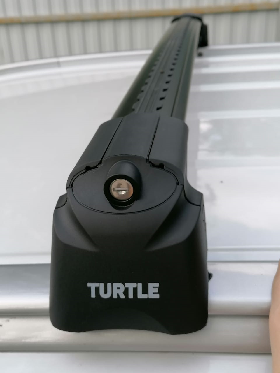 Из того, что не понравилось — это хлипкая пластиковая скоба под замок от заглушки. С таким креплением заглушку можно легко вырвать рукой и получить доступ к крепежу замков. — Mitsubishi Pajero Sport (3G)