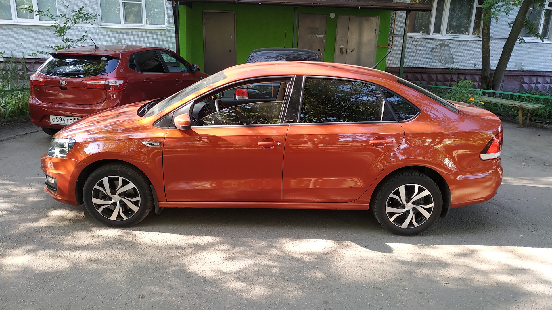 Оранжевый VW Polo sedan 2013