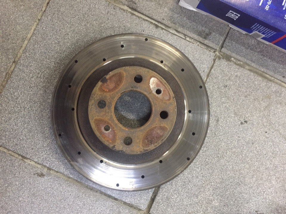 Замена тормозных дисков и колодок — LADA Приора седан, 1,6 л., 2007 ...