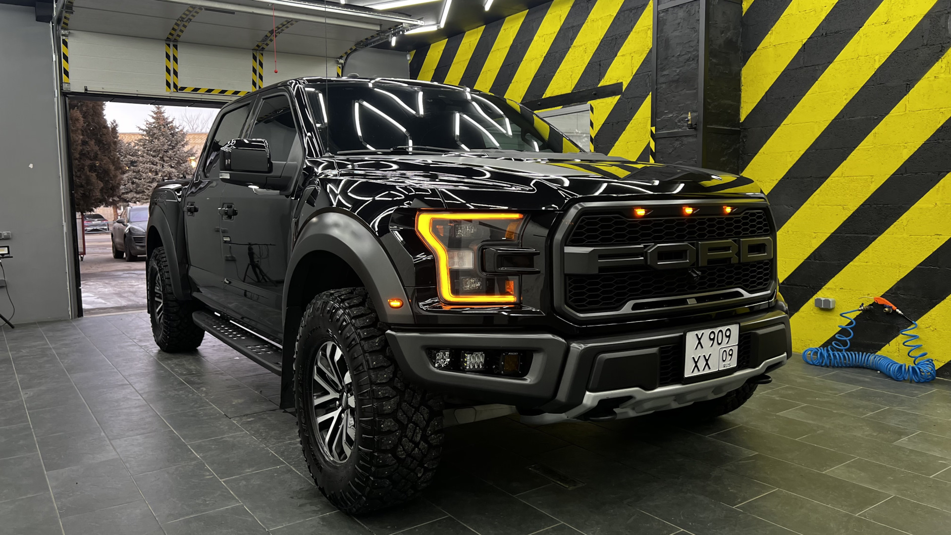 Раптор отзывы владельцев. Форд Раптор 2019. Ford Raptor 2024. Форд ф 150 Раптор р на бездорожье.