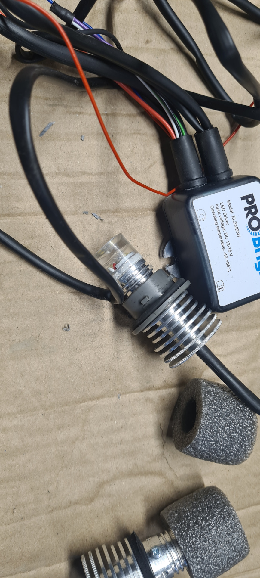 и обрезаем шпильки. Хотя по честному сказать — в продаже есть переходники, под установку этих ламп, но мне совсем не нравится их конструктив — Toyota RAV4 (I)