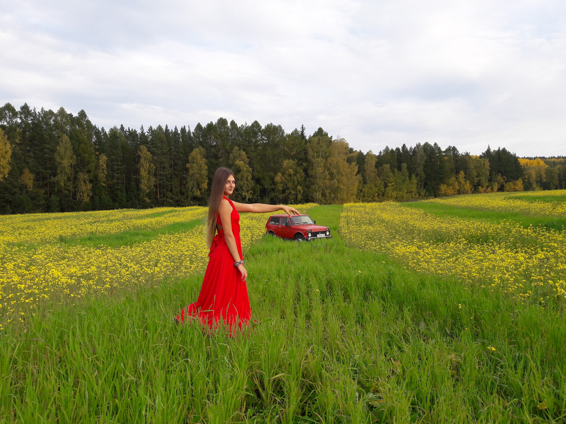 В летах. Лада лето. Фотосессия в поле с машиной летом. Лада фотосессия лето. Лада девушки лето.