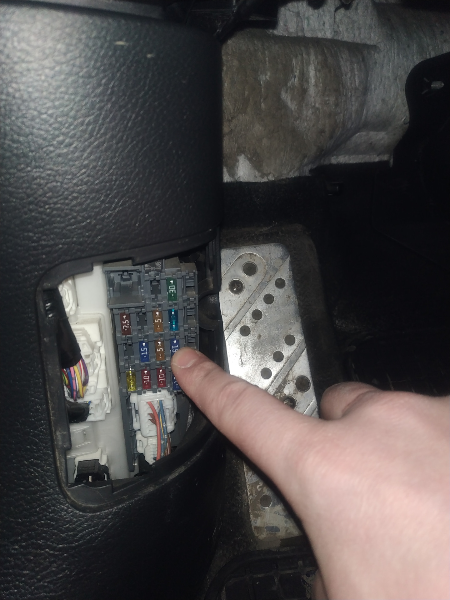 Форд фиеста 2006 блок предохранителей. Блок предохранителей ауди а6 с5 2. Предохранитель омывателя фар мазда 6. Горит предохранитель 6. Горит предохранитель 6.