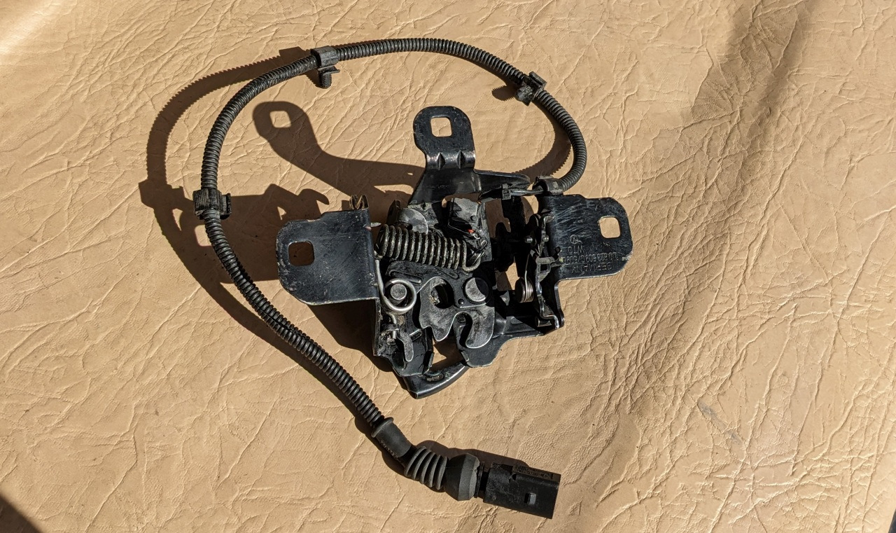 Замена замка капота — Volkswagen Golf Mk4, 1,8 л, 2001 года | своими ...