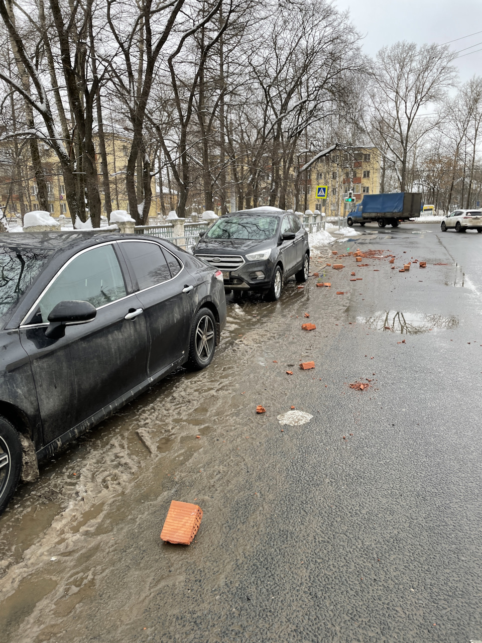 Везла фура кирпичи 🧱 — Toyota Camry (XV70), 2,5 л, 2018 года | ДТП | DRIVE2