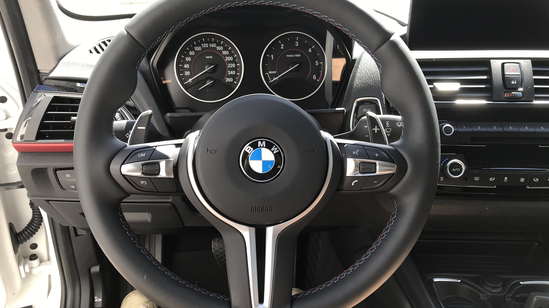 Бмв лепесток. Лепестки BMW m5. Лепестки BMW. Держатель для телефона BMW a021. Лепестки кодировка BMW.