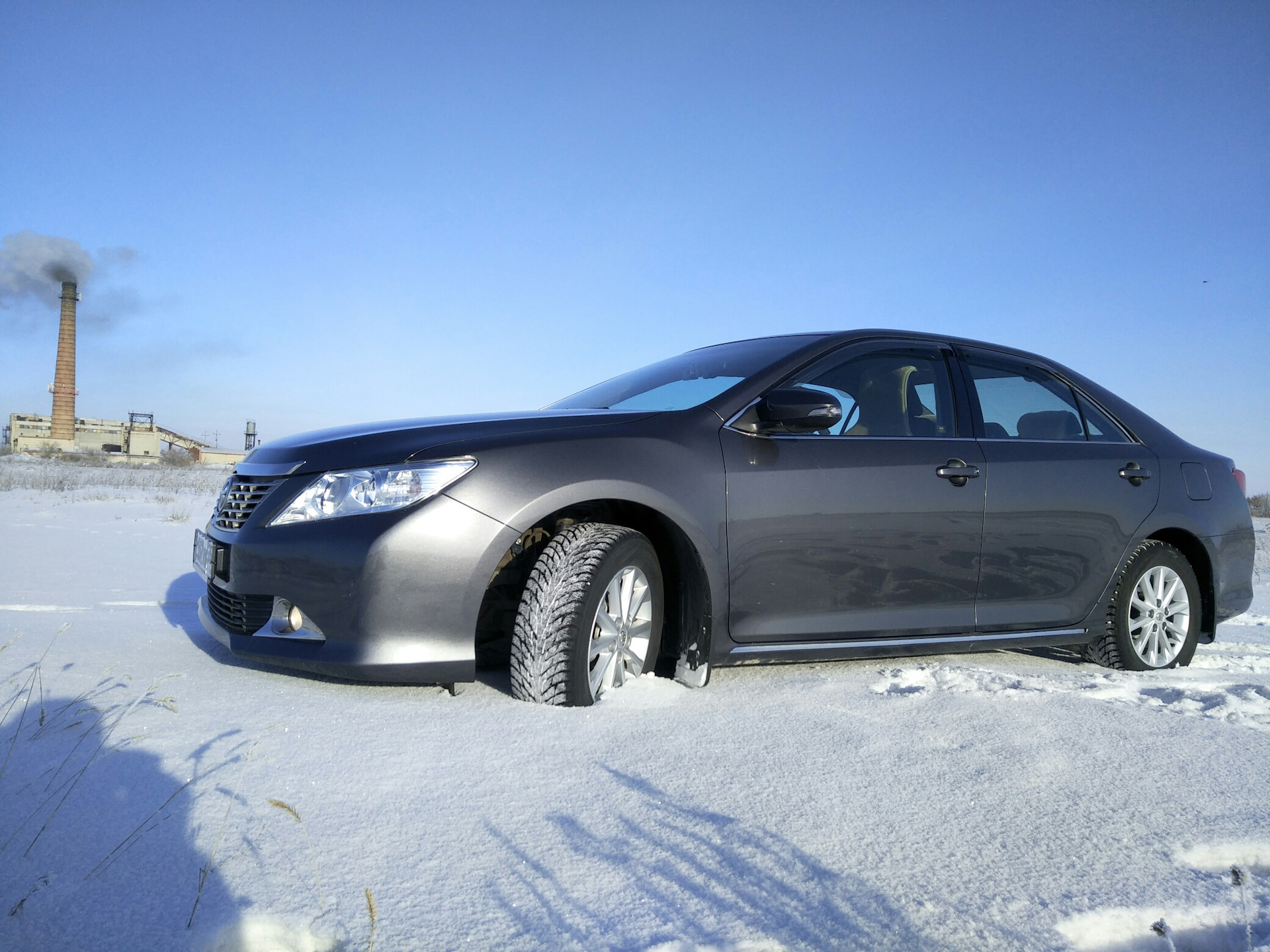 Camry серая. Тойота Камри 50 зимой. Тойота Камри 50 зимняя резина. Камри 50 зима. Серая Камри 50 зимой.