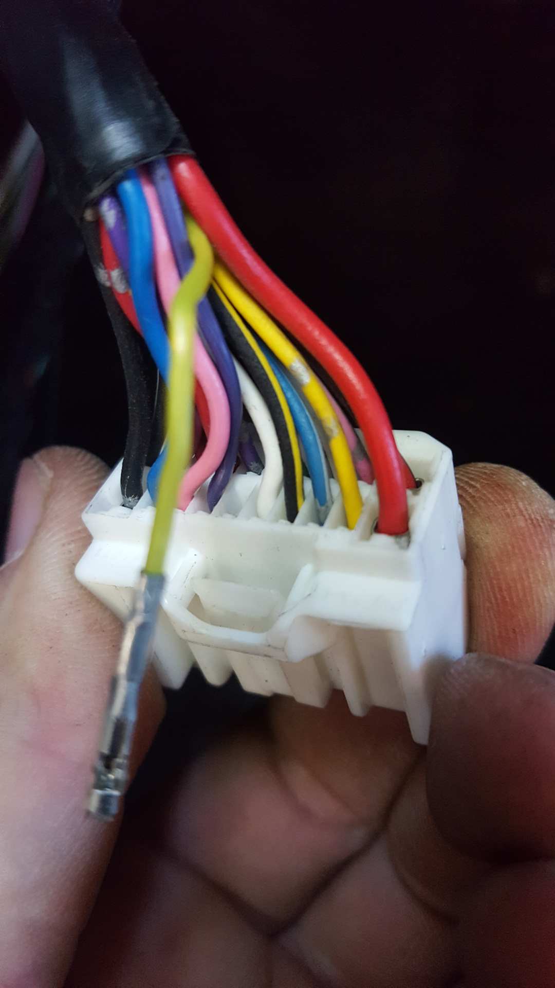 Штатные провода для магнитолы hyundai creta. Подключение штатной камеры. Подключение штатной камеры. Распиновка штатной камеры субару. Тойота рав 4 провод заднего хода.