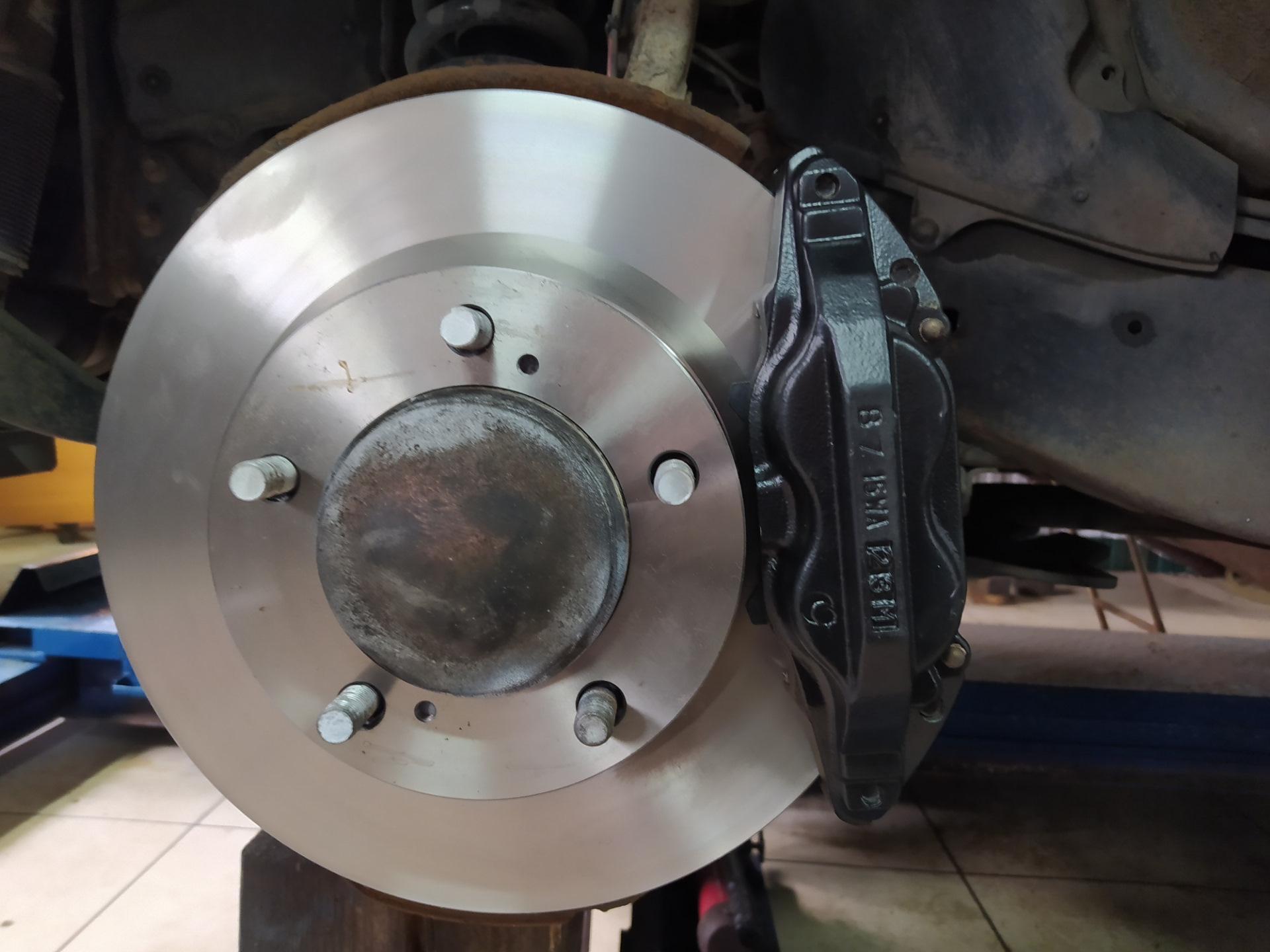 Передние суппорта — Toyota Land Cruiser 200, 4,5 л, 2008 года | своими ...