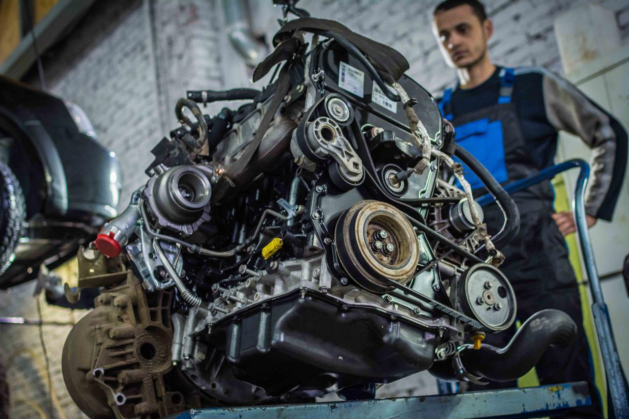 Замена двигателя w. Снятие двигателя. Мотор 190 мерседес. Двигатель автомобиля. Замена двигателя w.