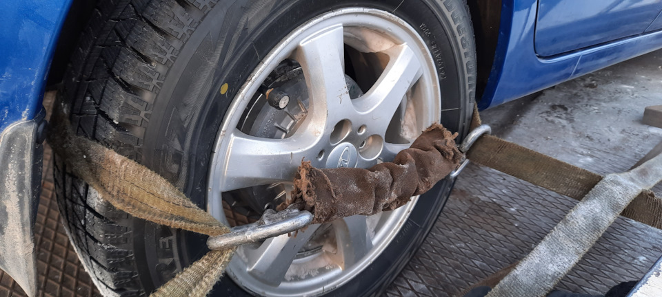 Автомобиль зафиксировали стяжками за задние колёса — Lada Гранта Универсал
