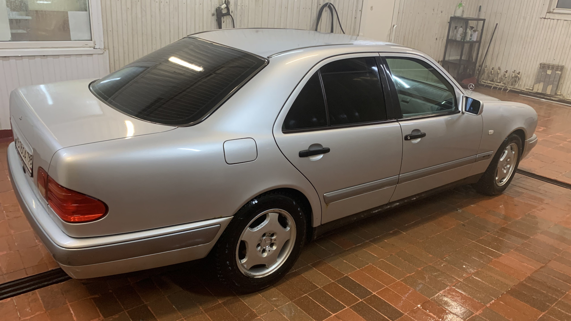 Mercedes-Benz E-class (W210) 2.0 бензиновый 1996 | Серебро на DRIVE2