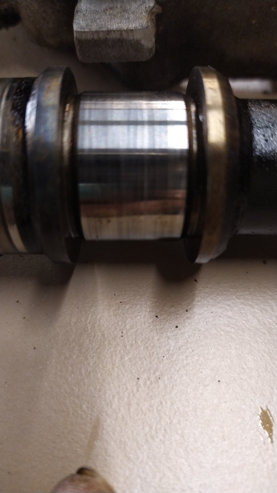 8 задиры. Распредвал давление масла. 6 kia распредвал. Задиры распредвала акцент. Постель распредвала 1.