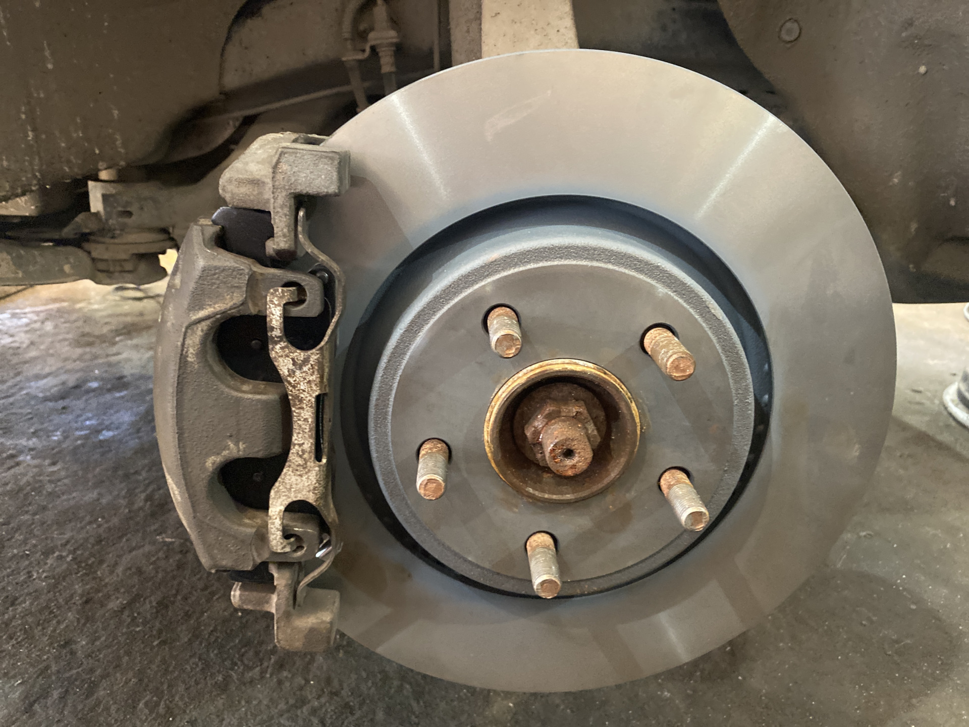 Замена тормозов вкруг + колесные гайки — Jeep Grand Cherokee (WK2), 3,6 ...