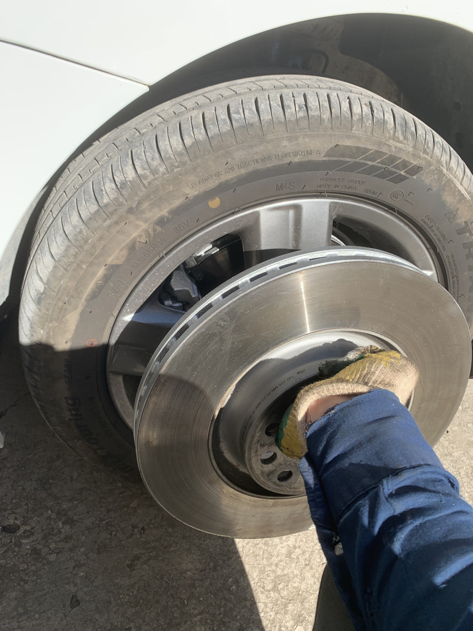 Фольксваген тигуан разболт. Тигуан 2 диски 18. Тигуан 1 размер колес. Диски r18 на тигуан 1. Tiguan 2 колеса параметры.