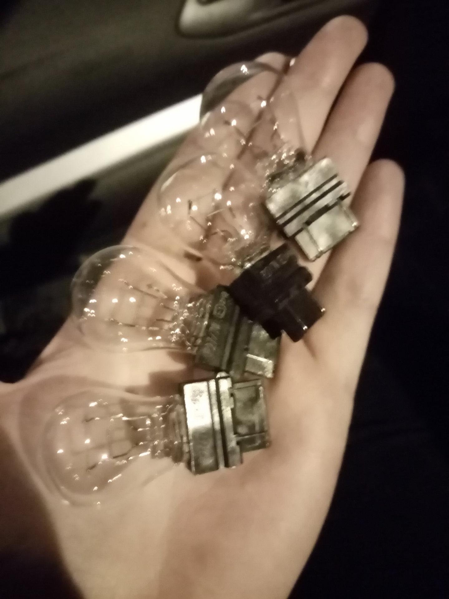 Замена перегоревшей лампочки в заднем фонаре — Mercury Topaz (2G), 2,3 ...