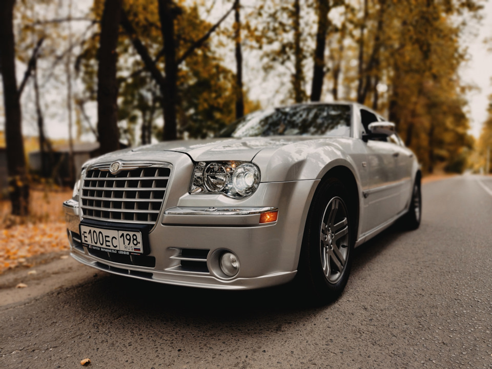 Chrysler 300c vs Bentley