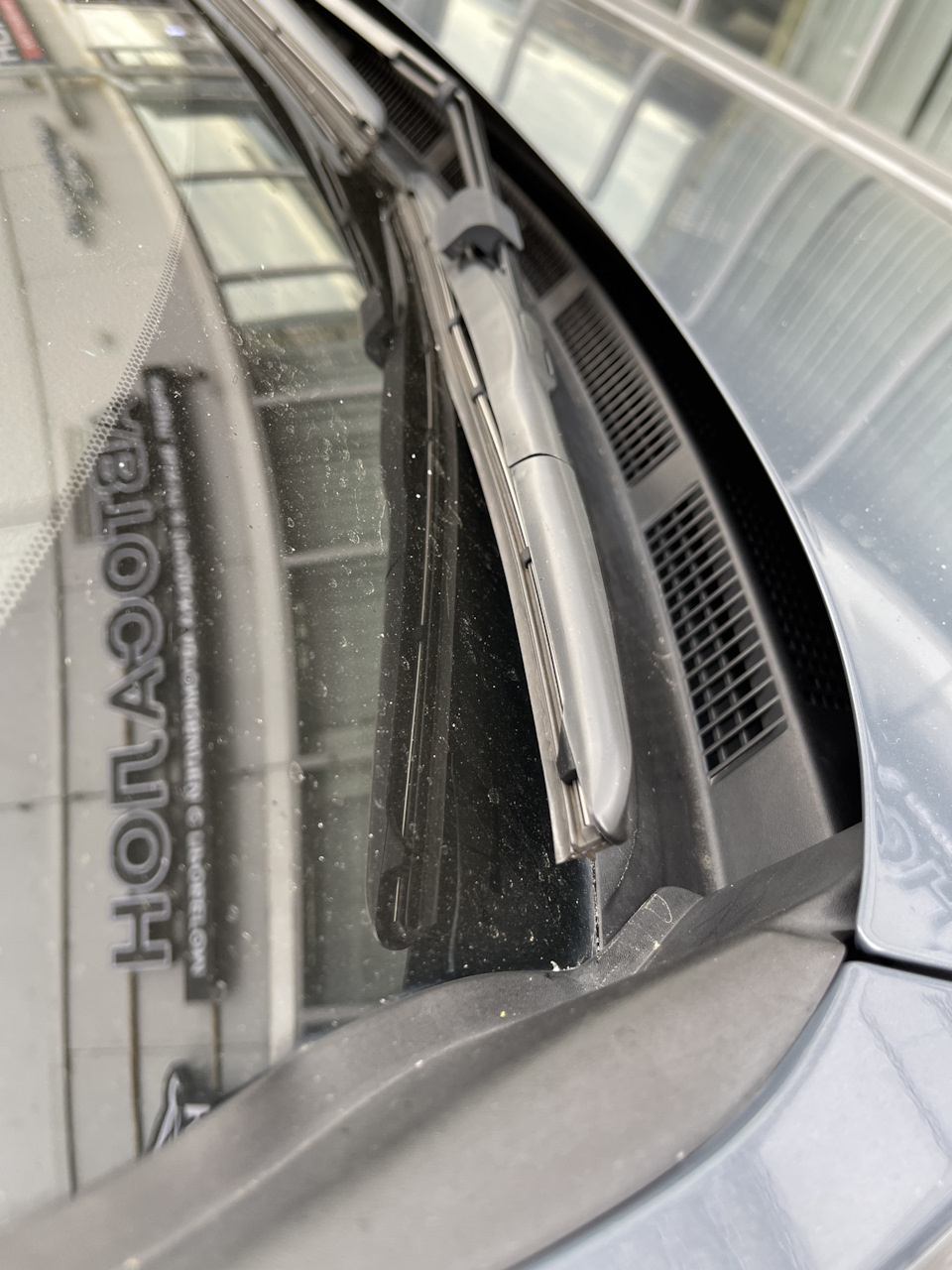 Правый дворник неплотно прилегал к стеклу — Mazda 3 (4G) BP