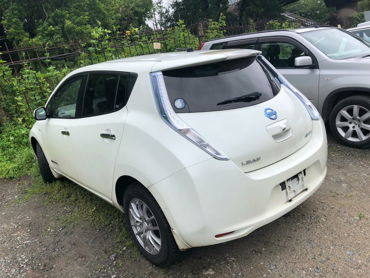 Плохой ниссан. Ниссан лиф 1990. Ниссан лиф азео 4wd. Зад Ниссан лиф. Nissan Leaf 2011 года.