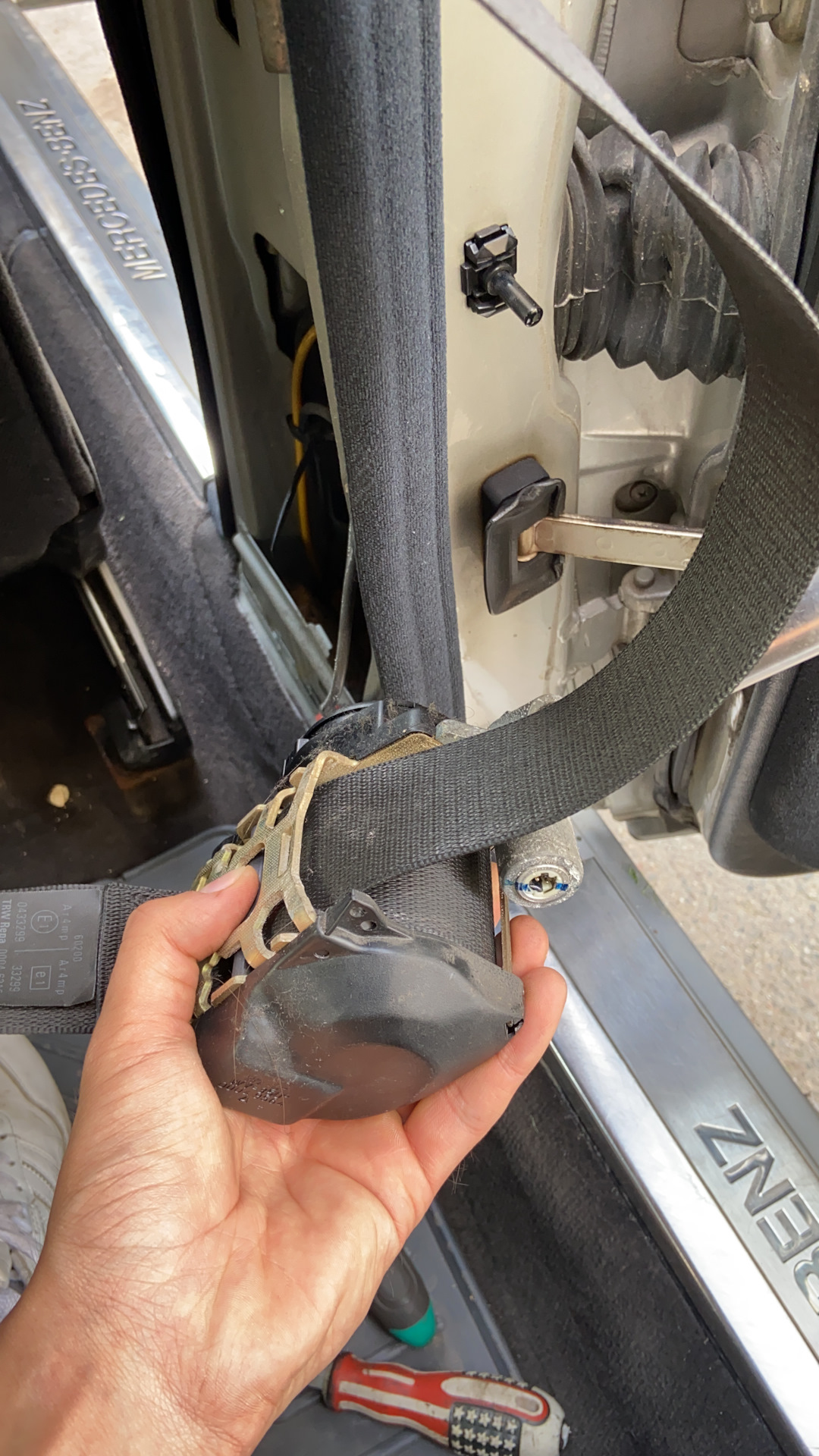 Фото плохих ремней навесных. Ремень не возвращается обратно. Ремень не возвращается обратно. Починить ремень. Ремень не возвращается обратно.