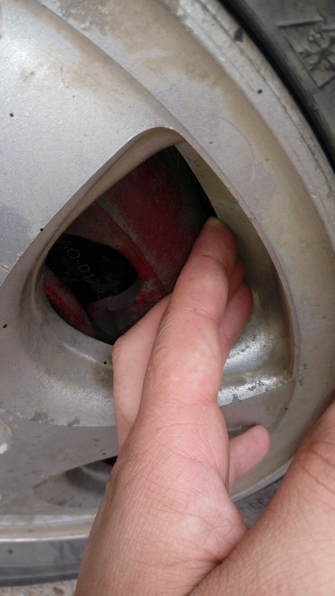 Красноярский выворот 2107 задевает локер drive 2. Что то шоркает в колесе. Шоркает колесо подкрылок wingroad. Шина задевает амортизатор. Что то шоркает в колесе.