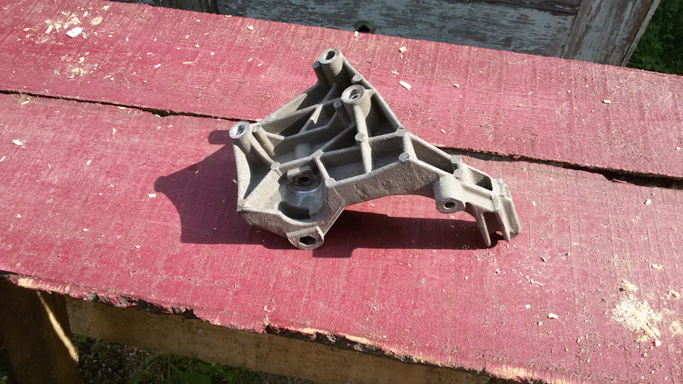 кронштейн натяжного ролика ремня генератора — Lada Гранта, 1,6 л, 2013 ...