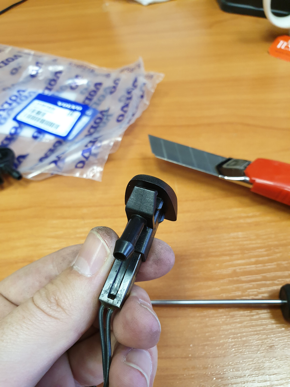 Вставляем правильно! Можно (и даже желательно) помочь себе силиконкой. Но я засовывал так. Со второй хуже получилось, пришлось также чуть подрезать и потом подклеить. — Volvo XC70 III