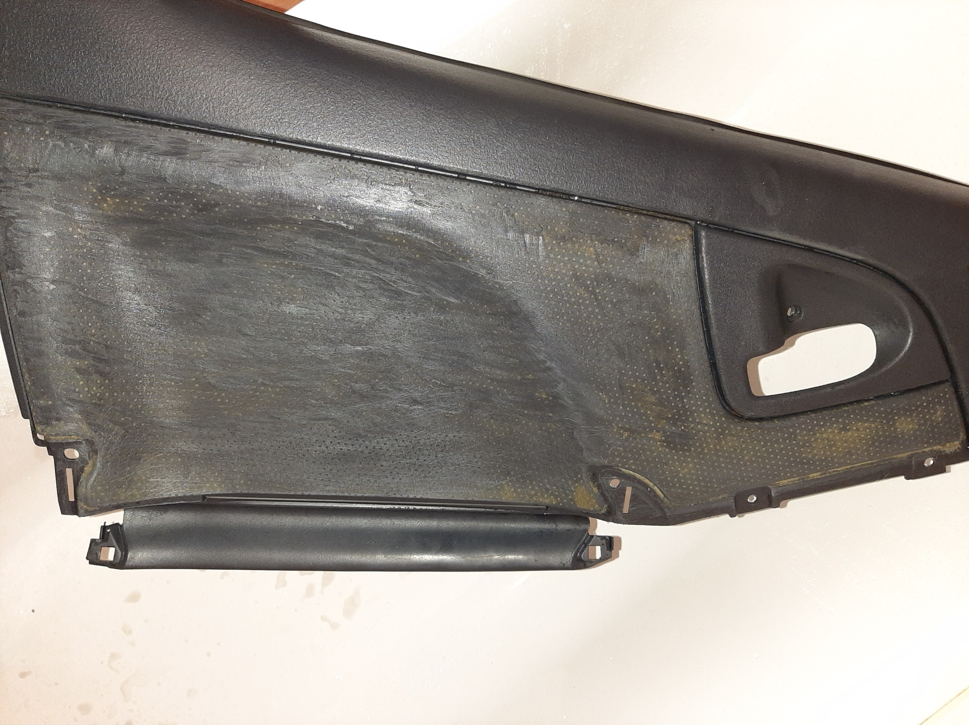 Дверные карты ниссан альмера g15. Снять обшивку двери мазда 3. Замена обшивки дверей. Крепление обшивка volkswagen jetta. Что сделать вместо обшивки 5 двери.