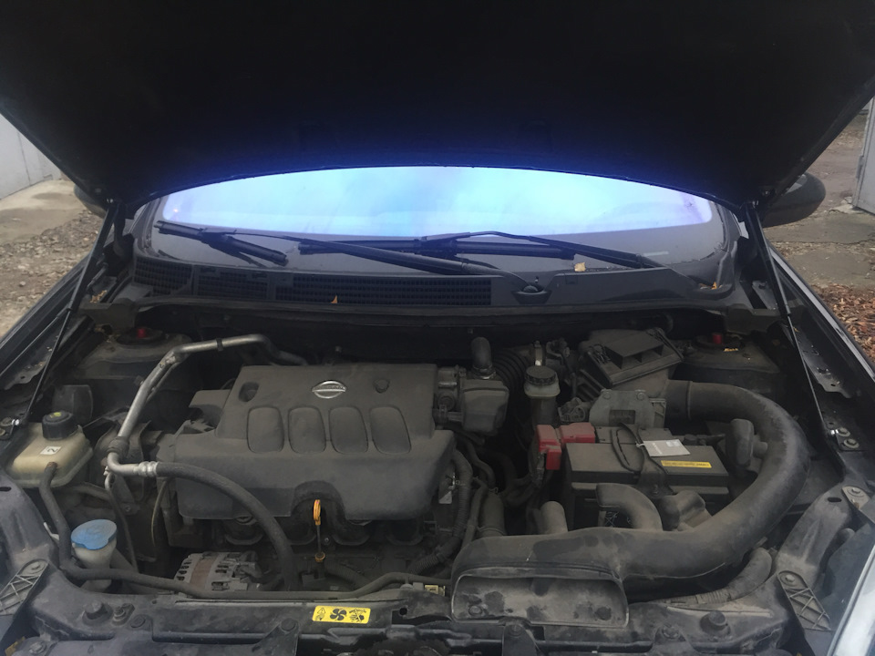 №37 Установка амортизаторов капота — Nissan Qashqai (1G), 2 л, 2008 ...