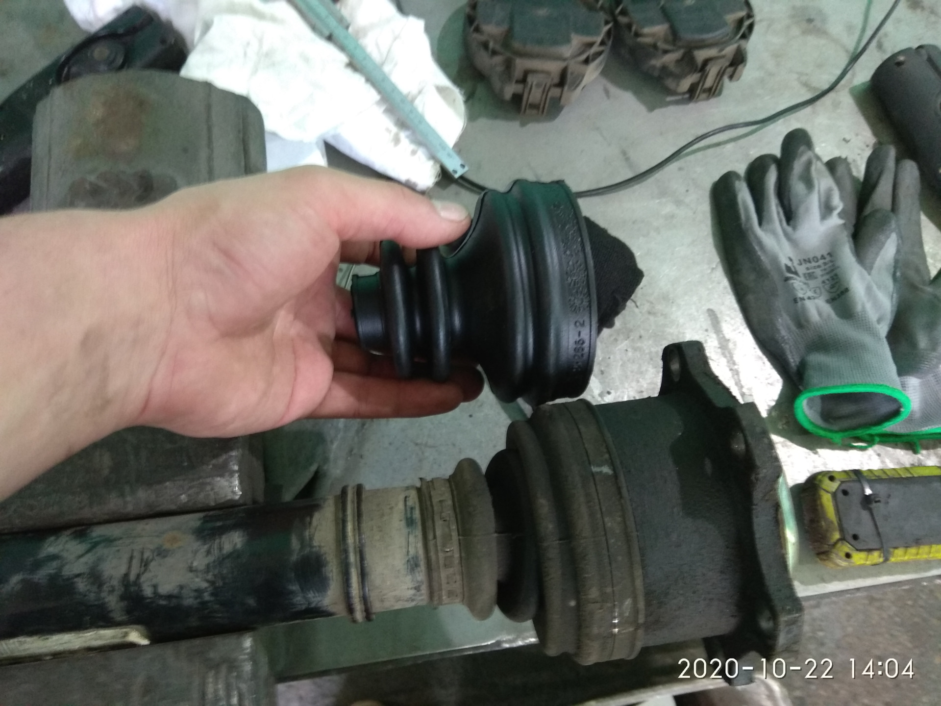 Замена пыльника внутреннего ШРУСа — Volkswagen Passat B5, 1,9 л, 2003 ...