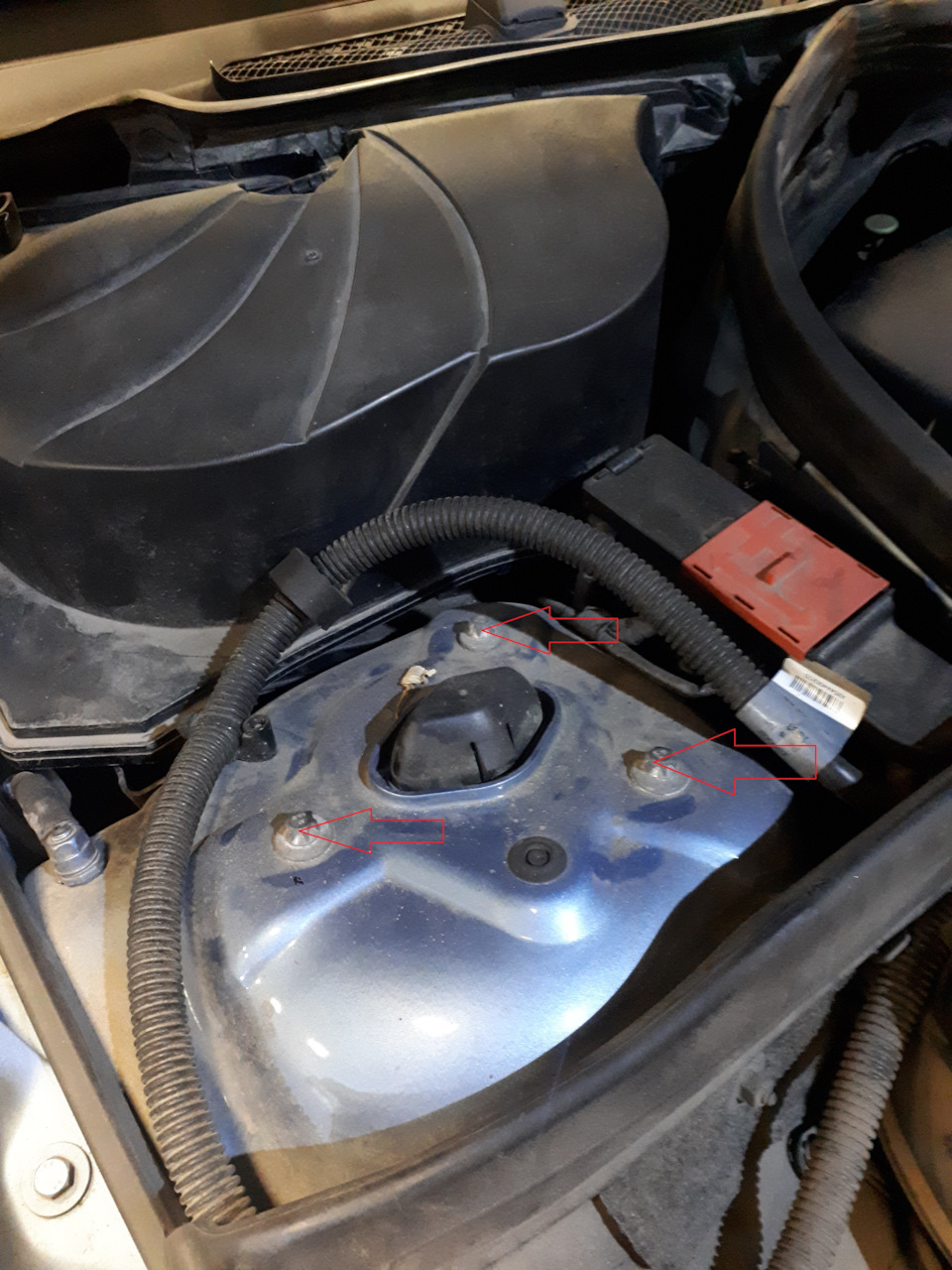 Krok 3: Przód: odkręcenie łącznika stabilizatora od kolumny. — Mercedes W204