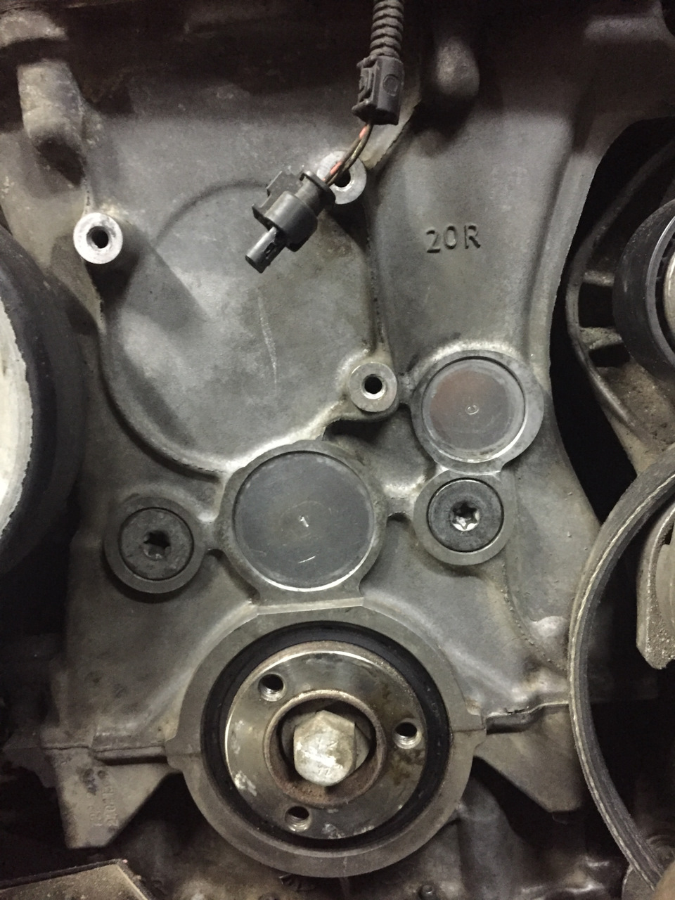 После нанесения герметика, аккуратно впрессовываем с помощью головок соответствующего диаметра и молотка. Результат — чистота. — BMW 1 series (F20)