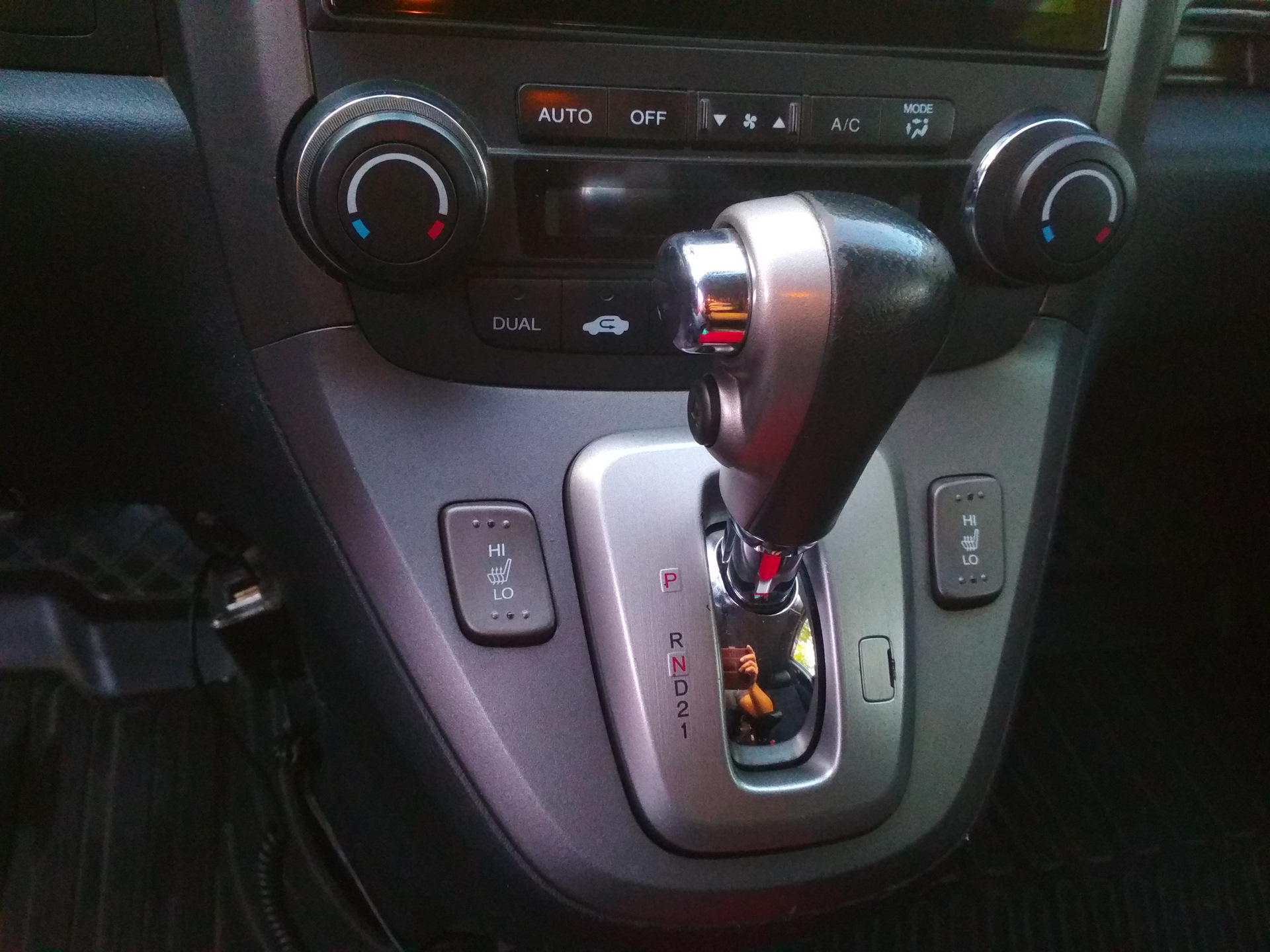 Перенос кнопок подогрева сидений на консоль АКПП — Honda CR-V (RE), 2 л ...