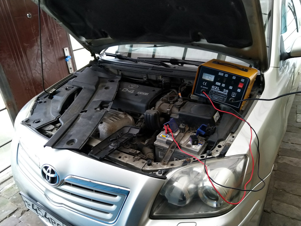 Как снять аккумулятор с машины тойота Дозаряд АКБ - Toyota Avensis II, 2 л, 2007 года своими руками DRIVE2